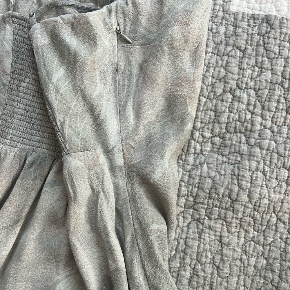 Aritizia grey/white mini dress in a size 2 - Picture 3 of 4